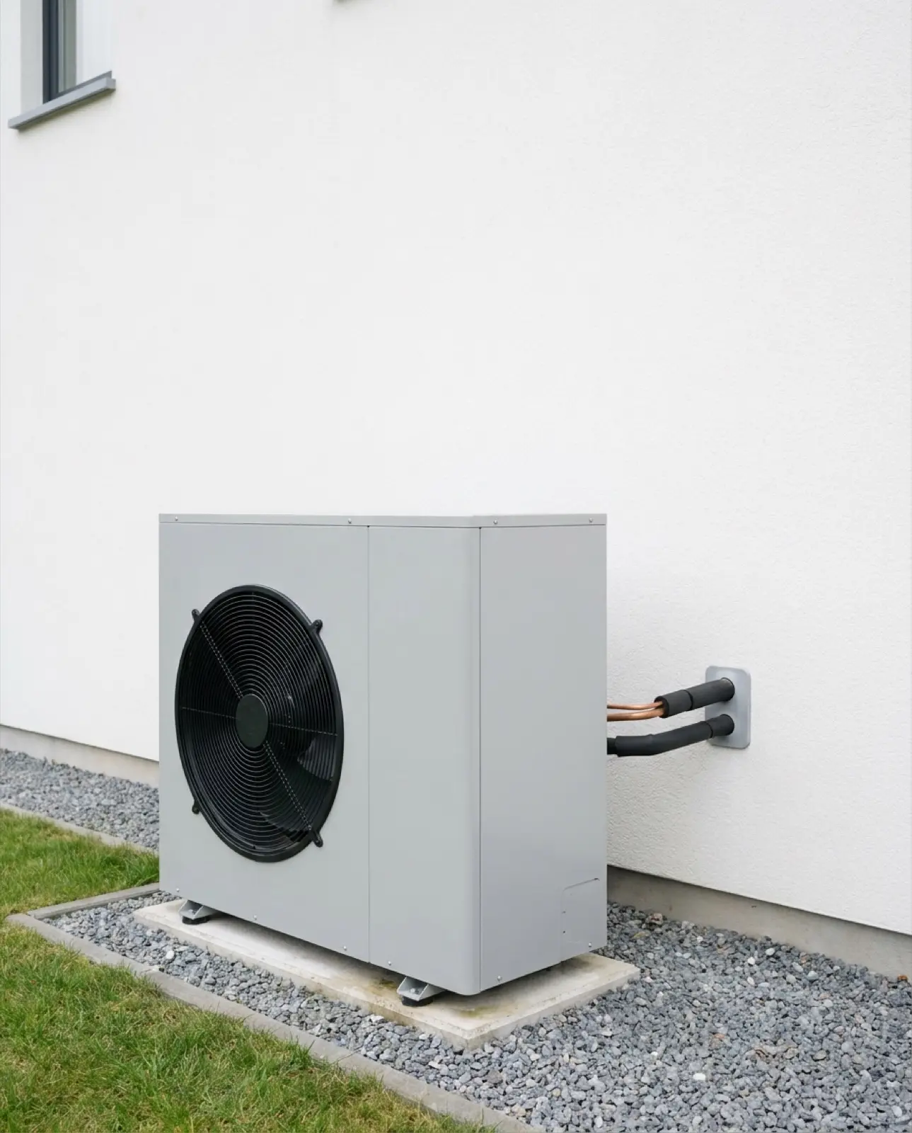Unité extérieure d'une pompe à chaleur air-eau contre une façade